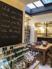 A l'ardoise, salades et sandwiches du jour réalisées avec les produits de l'épicerie.