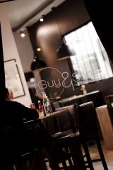 Guy&Sons  propose des burgers premium, principalement en livraison.