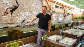 Alain Lemirre devant l'aquarium