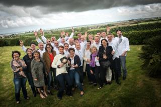 Une partie des membres de Tables & Saveurs de Bretagne fêtent la sortie du nouveau guide