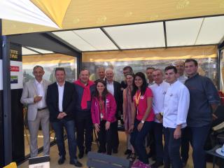 Pierre Gattaz (pull rouge) sur le podium du Tour à Limoges, avec des apprentis des CFA