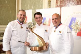 Alexis Bisson entouré de Guillaume Gomez, MOF président de l'Association des Cuisiniers de la...