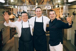 De gauche à droite : les chefs  Laurentino Costa et José Pulido avec leur « directeur gastronomique...