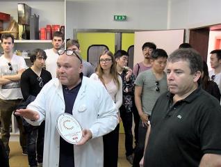 Les élèves chez Francis Claude, confectionneur de foie de gras pour les Foies Gras du Ried.