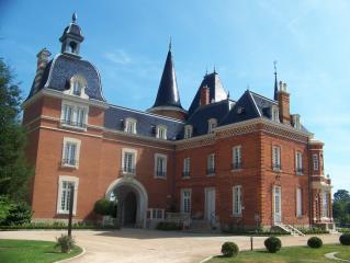 Avec ses briques rouges et sa toiture en tuiles vernissées, le château arbore une architecture...