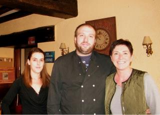 De gauche à droite : Charlène, la serveuse, Michel et Stella Zappellini.