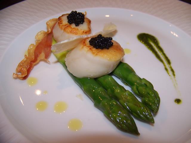 Noix de Saint-Jacques juste saisies, asperges vertes craquantes, caviar de hareng fumé, copeaux de parmesan