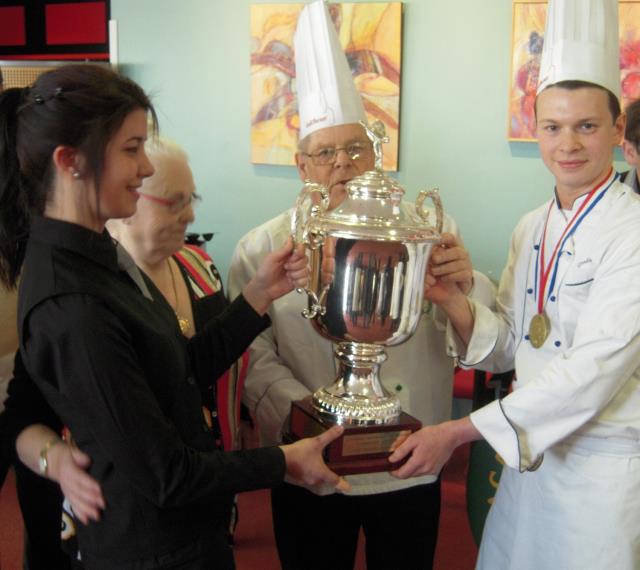 Les vainqueurs Zennup Dogdu (service) et Valentin Collet (cuisine) mèneront le trophée de Châlons à Namur.