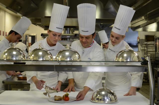 Eric Trochon avec ses étudiants de l'option Traiteurs-Organisateurs de Réceptions de l'Ecole supérieure de cuisine française-Ferrandi, à Paris.