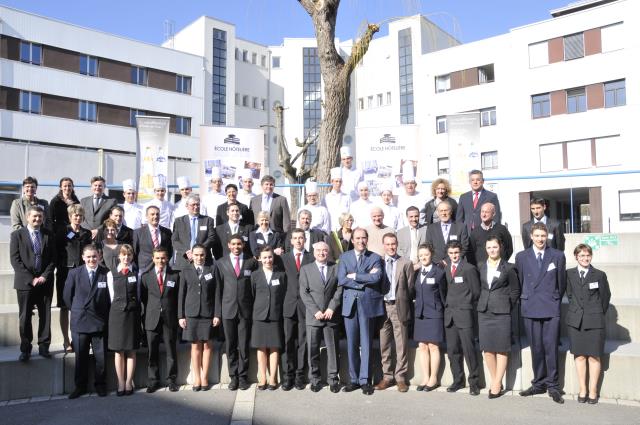 L'ensemble des lauréats et membres du jury présidés cette année par Patrick Scicard, président du directoire de Lenôtre.