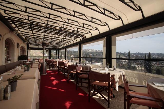 La terrasse permet de profiter de la vue exceptionnelle  sur Saint-Paul , la vallée et la mer.