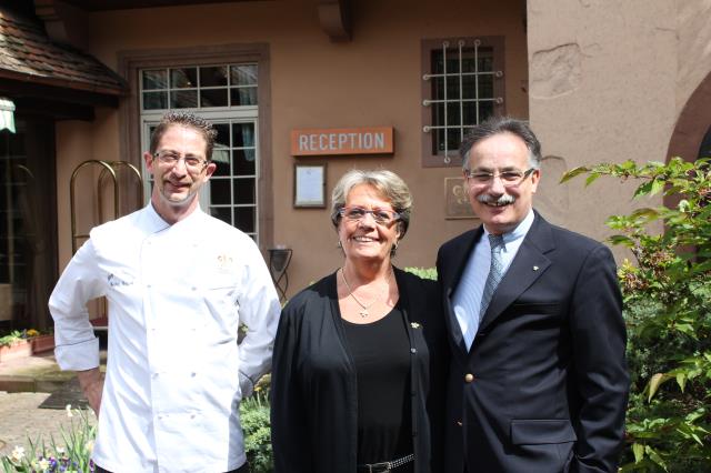 De gauche à droite: le chef Frédéric Morrisset et les propriétaires Christiane et Pascal Funaro dans le jardin devant l'établissement