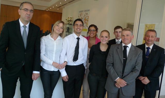 De gauche à droite : Christian Vambersky (directeur général Corot Formations), Mégane, Sami, Nora, Emilie, Jean-Robert (élèves de bac pro), Daniel Giron et Robert Letto (professeurs de restaurant)