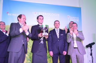 De g à d : Pascal Sabrié, président d'Heineken France, Arnaud Lesage et son professeur, Jacques...