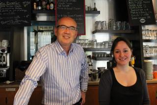 Michel Sibi, propriétaire du café du coin, vient de recevoir le label de l'association 'service en...