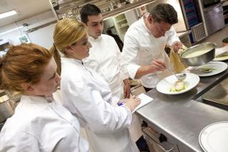 Les lauréats du quizz culinaire « A vous la toque ! » dans les cuisines du chef étoilé Alain...