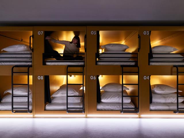 Dans les dortoirs, des lits capsules garantissent intimité et confort.