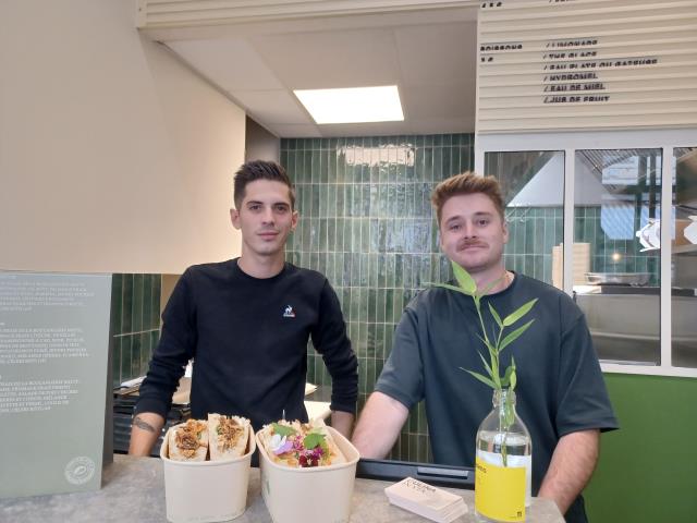 Avec Culina in via, le chef Adrien Zedda (à gauche) révolutionne la street-food avec des recettes 100 % végétariennes. 'Tous nos sandwichs ont pour ingrédient signature, un céleri rôti pendant 12 heures à la broche' assure-t-il