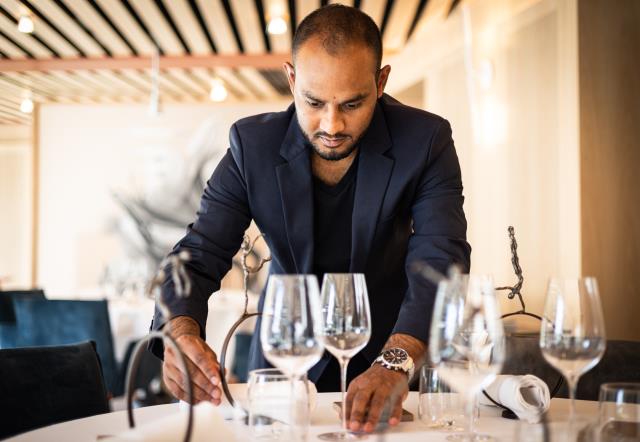 Sadik Muhaimin, chef de rang au restaurant l'Amaryllis, s'est donné les moyens d'atteindre ses objectifs professionnels et continue à voir plus loin.