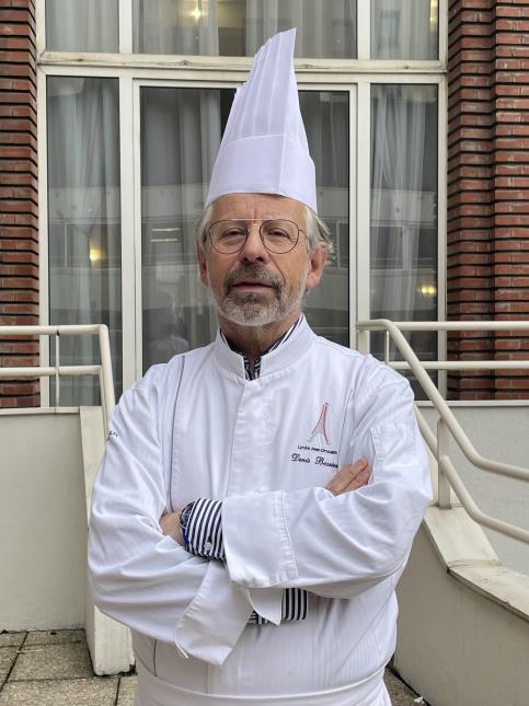 Denis Bessière, 65 ans, est chef de cuisine et professeur au lycée Jean-Drouant (Paris, XVIIe).