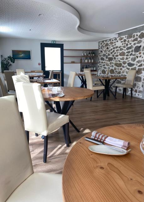 Le restaurant (20 couverts) se situe à la sortie d'Hasparren, petit village du Pays basque