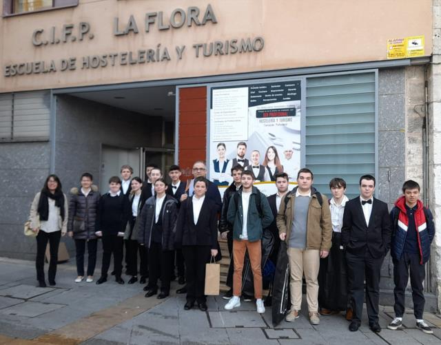 La section de René Cassin devant le lycée professionnel La Flora de Burgos