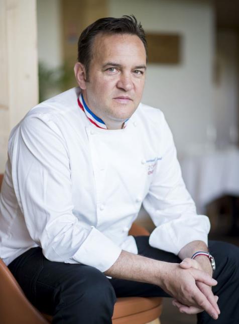 Emmanuel Renaut, MOF et chef 3 étoiles Michelin du restaurant Flocons de Sel à Megève, est le président du jury prestigieux du Concours écoles – De l'école aux étoiles Président Professionnel 2023.