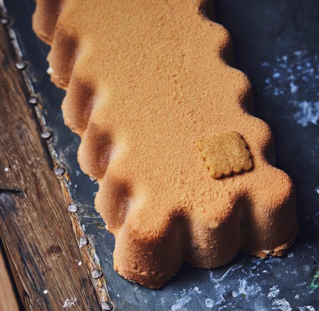 Benoît Castel, artisan pâtissier-boulanger, dévoile sa bûche aux blés anciens qui prend la forme de son petit sablé signature.