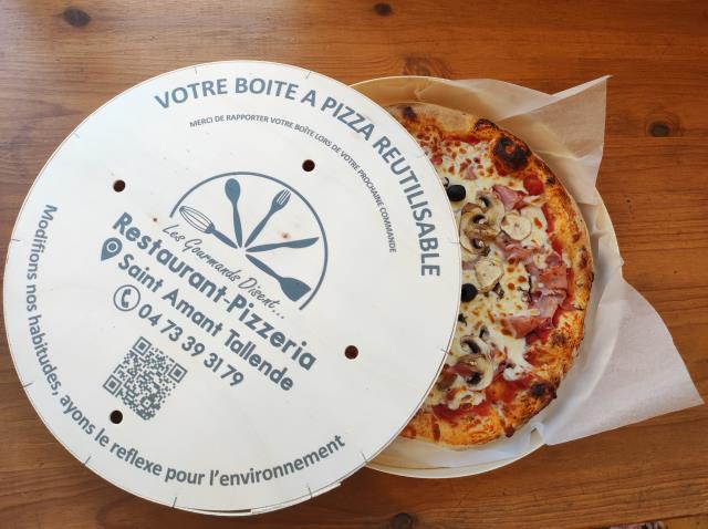 Sylvain Giraud, à la tête de la pizzeria Les Gourmands disent, a imaginé une boîte réutilisable en bois.
