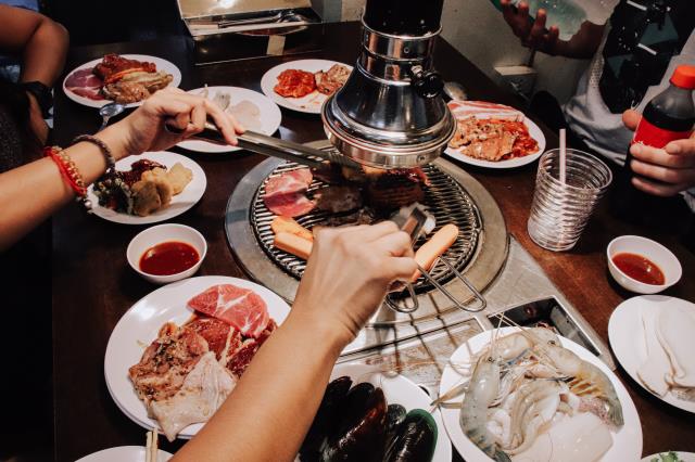 On peut faire du buzz si on propose de quelque chose de particulier, comme le fait de griller soi-même sa viande sur la table grâce aux barbecues coréens.