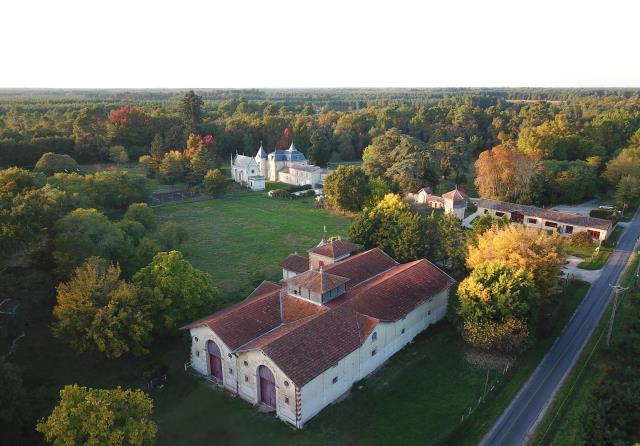 Les anciennes écuries ont été rénovées pour abriter des chambres et suites vue dégagée sur la forêt de pins et de chênes, ou sur le parc.