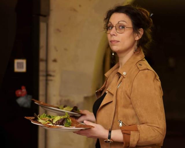 Julie Androuin, gérante et cuisinière de La Tablée, à Angers, capable d'assurer, seule, 35 couverts au déjeuner.