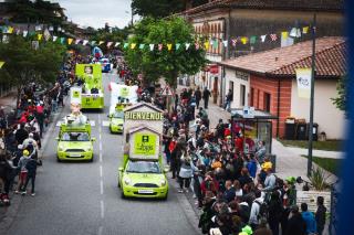 Les véhicules Logis Hôtels de la caravane du tour de France.