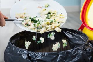 Sensibiliser le personnel quant à la préparation des plats et la réutilisation des restes ou des...