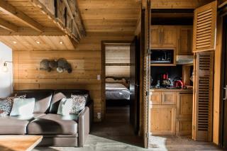 La kitchenette proposée dans les suites de  l'hôtel La Bergerie à Morzine : idéal pour recréer le...