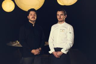 Le sommelier Pierre-Alexis Mengual  et le chef Laurent Chabert, dans la Moon Room du restaurant gastronomique l'Art de Vivre
