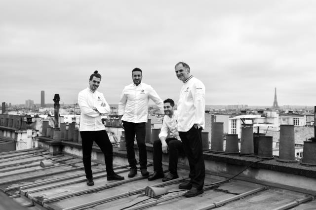 L'équipe de France pour la coupe du monde de la pâtisserie, de gauche à droite : Fabien Emery (sucre), Nabil Moudni (glace), Kevin Ollivier (chocolat, capitaine) et Stéphane Glacier (président d'équipe).