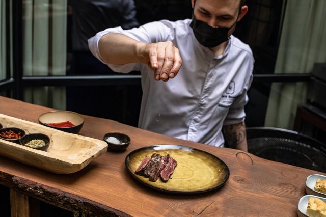 Cet été, le boeuf se cuit au barbecue, à la terrasse du restaurant de l'hôtel le Roch, à Paris.