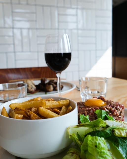 Le cru a la cote, en particulier le tartare de boeuf préparé devant le client. Ici au restaurant de l'hôtel Eklo, à Bordeaux.