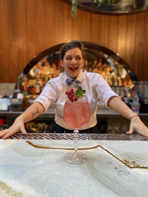 Adèle Fardeau, barman au Petit Victor Hugo.