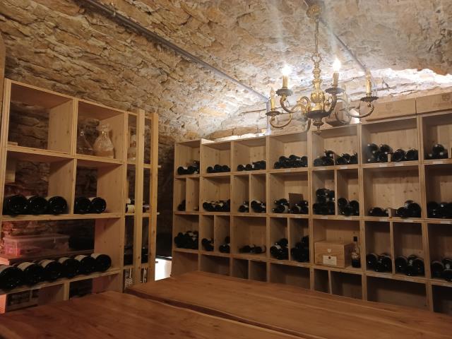 La cave voûtée abrite près de 200 références de vins de toute la Bourgogne