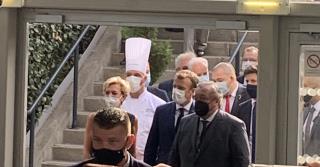 Emmanuel Macron en visite au Sirha à Lyon, entourée de Marie-Odile Fondeur, directrice du Sirha et...