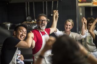 Massimo Bottura a réussi à monter 10 refettorio où les chefs viennent cuisiner gracieusement pour...