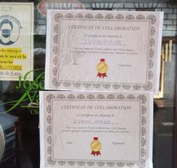 Affiche apposée sur la devanture d'une chocolaterie, rue du Pas de la Mule à Paris.