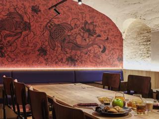Une immense fresque représentant des carpes koi décore la salle des petits déjeuners de l'Ibis...