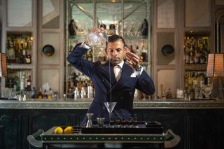 Au Connaught Bar, établissement multi-récompensé, le master mixologist Agostino Perrone