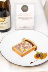 Le paté en croute du vainqueur : volaille de Bresse et cannette de Barbarie, composé de foie gras...