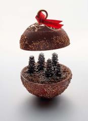 Festive, la bûche en forme de boule de Noël, est la collaboration de Jean Imbert, directeur de la...