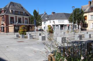 Comme dans d'autres quartiers, la place des Fontaines, en centre-ville d'Evreux, attend son...