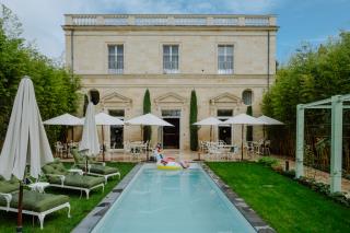 L'hôtel-restaurant est située dans une chartreuse du 17ème siècle, dont la façade est classée.